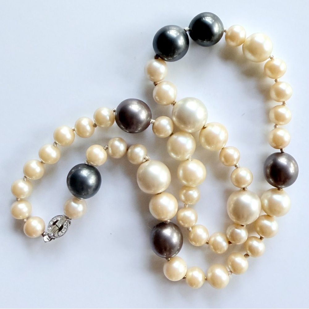 Vintage 1960s Kenneth Jay Lane Faux Tahitian and Cream Pearl Rhinestone Necklace - Picture 8 of 12